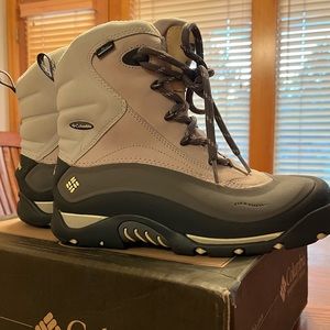 Columbia women’s Bugaboot waterproof snow boots size 9.5